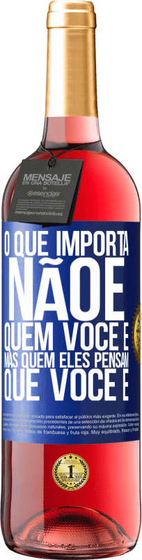 29,95 € Envio grátis | Vinho rosé Edição ROSÉ O que importa não é quem você é, mas quem eles pensam que você é Etiqueta Azul. Etiqueta personalizável Vinho jovem Colheita 2024 Tempranillo