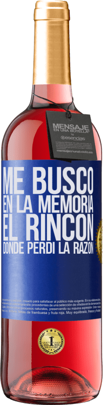 29,95 € Envío gratis | Vino Rosado Edición ROSÉ Me busco en la memoria el rincón donde perdí la razón Etiqueta Azul. Etiqueta personalizable Vino joven Cosecha 2024 Tempranillo