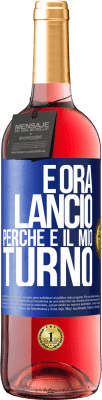 29,95 € Spedizione Gratuita | Vino rosato Edizione ROSÉ E ora lancio perché è il mio turno Etichetta Blu. Etichetta personalizzabile Vino giovane Raccogliere 2024 Tempranillo