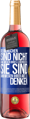 29,95 € Kostenloser Versand | Roséwein ROSÉ Ausgabe Die Menschen sind nicht arm, wegen ihres Lebensstils, sie sind arm, wegen ihrer Art zu denken Blaue Markierung. Anpassbares Etikett Junger Wein Ernte 2024 Tempranillo