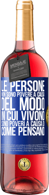 29,95 € Spedizione Gratuita | Vino rosato Edizione ROSÉ Le persone non sono povere a causa del modo in cui vivono. È povero a causa di come pensa Etichetta Blu. Etichetta personalizzabile Vino giovane Raccogliere 2024 Tempranillo