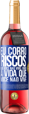 29,95 € Envio grátis | Vinho rosé Edição ROSÉ Eu corro riscos que você não vive, viver a vida que você não vive Etiqueta Azul. Etiqueta personalizável Vinho jovem Colheita 2025 Tempranillo