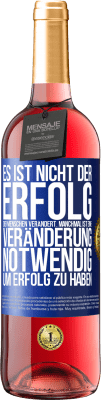 29,95 € Kostenloser Versand | Roséwein ROSÉ Ausgabe Es ist nicht der Erfolg, der Menschen verändert. Manchmal ist eine Veränderung notwendig um Erfolg zu haben Blaue Markierung. Anpassbares Etikett Junger Wein Ernte 2025 Tempranillo