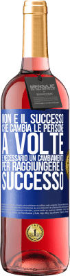 29,95 € Spedizione Gratuita | Vino rosato Edizione ROSÉ Non è il successo che cambia le persone. A volte è necessario un cambiamento per raggiungere il successo Etichetta Blu. Etichetta personalizzabile Vino giovane Raccogliere 2024 Tempranillo