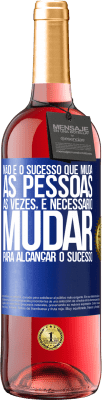29,95 € Envio grátis | Vinho rosé Edição ROSÉ Não é o sucesso que muda as pessoas. Às vezes, é necessário mudar para alcançar o sucesso Etiqueta Azul. Etiqueta personalizável Vinho jovem Colheita 2025 Tempranillo