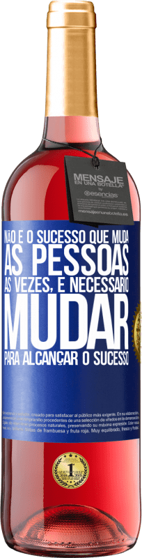 29,95 € Envio grátis | Vinho rosé Edição ROSÉ Não é o sucesso que muda as pessoas. Às vezes, é necessário mudar para alcançar o sucesso Etiqueta Azul. Etiqueta personalizável Vinho jovem Colheita 2025 Tempranillo