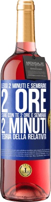 29,95 € Spedizione Gratuita | Vino rosato Edizione ROSÉ Leggi 2 minuti e sembrano 2 ore. Stare con te 2 ore e sembrare 2 minuti. Teoria della relatività Etichetta Blu. Etichetta personalizzabile Vino giovane Raccogliere 2024 Tempranillo