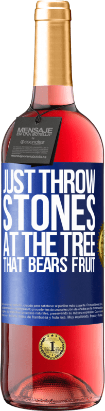 29,95 € 免费送货 | 桃红葡萄酒 ROSÉ版 只是在结出果实的树上扔石头 蓝色标签. 可自定义的标签 青年酒 收成 2023 Tempranillo