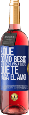 29,95 € Envío gratis | Vino Rosado Edición ROSÉ ¿Qué cómo beso? Si te beso vas a querer que te haga el amor Etiqueta Azul. Etiqueta personalizable Vino joven Cosecha 2024 Tempranillo