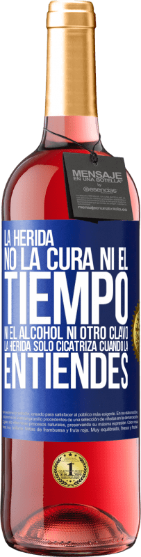 29,95 € Envío gratis | Vino Rosado Edición ROSÉ La herida no la cura ni el tiempo, ni el alcohol, ni otro clavo. La herida sólo cicatriza cuando la entiendes Etiqueta Azul. Etiqueta personalizable Vino joven Cosecha 2024 Tempranillo
