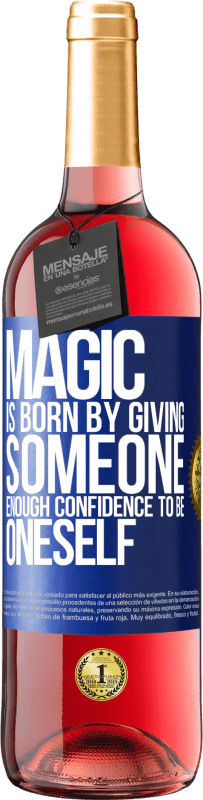 29,95 € 免费送货 | 桃红葡萄酒 ROSÉ版 魔术是通过赋予某人足够的自信成为自己而诞生的 蓝色标签. 可自定义的标签 青年酒 收成 2023 Tempranillo