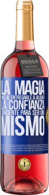 29,95 € Envío gratis | Vino Rosado Edición ROSÉ La magia nace al entregarle a alguien la confianza suficiente para ser uno mismo Etiqueta Azul. Etiqueta personalizable Vino joven Cosecha 2024 Tempranillo