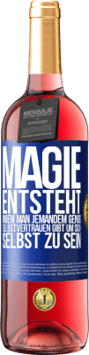 29,95 € Kostenloser Versand | Roséwein ROSÉ Ausgabe Magie entsteht, indem man jemandem genug Selbstvertrauen gibt um sich selbst zu sein Blaue Markierung. Anpassbares Etikett Junger Wein Ernte 2024 Tempranillo