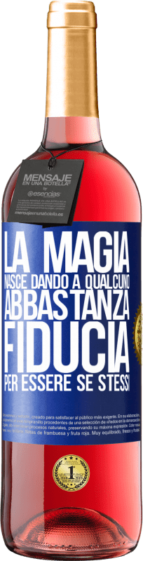 29,95 € Spedizione Gratuita | Vino rosato Edizione ROSÉ La magia nasce dando a qualcuno abbastanza fiducia per essere se stessi Etichetta Blu. Etichetta personalizzabile Vino giovane Raccogliere 2024 Tempranillo