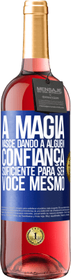 29,95 € Envio grátis | Vinho rosé Edição ROSÉ A magia nasce dando a alguém confiança suficiente para ser você mesmo Etiqueta Azul. Etiqueta personalizável Vinho jovem Colheita 2024 Tempranillo