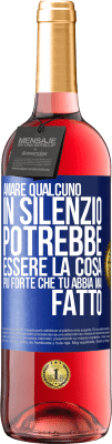 29,95 € Spedizione Gratuita | Vino rosato Edizione ROSÉ Amare qualcuno in silenzio potrebbe essere la cosa più forte che tu abbia mai fatto Etichetta Blu. Etichetta personalizzabile Vino giovane Raccogliere 2023 Tempranillo