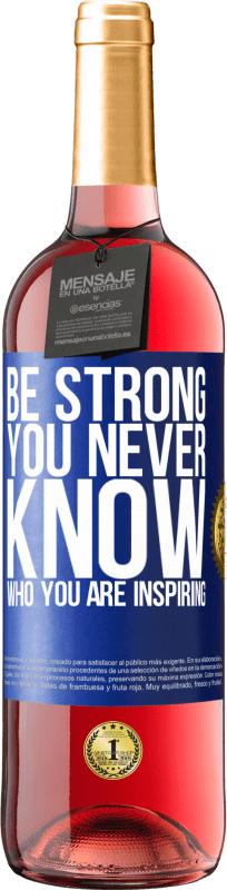 29,95 € 送料無料 | ロゼワイン ROSÉエディション Be strong. You never know who you are inspiring 青いタグ. カスタマイズ可能なラベル 若いワイン 収穫 2023 Tempranillo