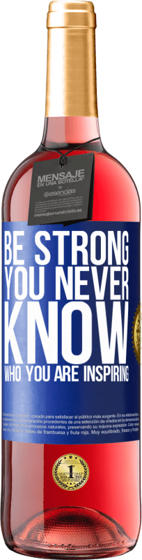 29,95 € 送料無料 | ロゼワイン ROSÉエディション Be strong. You never know who you are inspiring 青いタグ. カスタマイズ可能なラベル 若いワイン 収穫 2024 Tempranillo