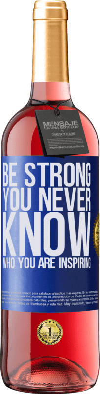 29,95 € Kostenloser Versand | Roséwein ROSÉ Ausgabe Be strong. You never know who you are inspiring Blaue Markierung. Anpassbares Etikett Junger Wein Ernte 2023 Tempranillo