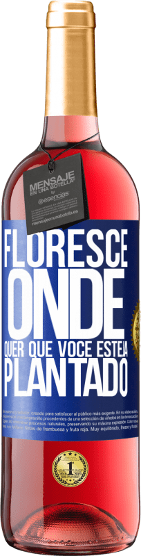 29,95 € Envio grátis | Vinho rosé Edição ROSÉ Floresce onde quer que você esteja plantado Etiqueta Azul. Etiqueta personalizável Vinho jovem Colheita 2024 Tempranillo