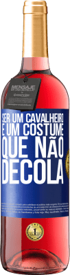 29,95 € Envio grátis | Vinho rosé Edição ROSÉ Ser um cavalheiro é um costume que não decola Etiqueta Azul. Etiqueta personalizável Vinho jovem Colheita 2024 Tempranillo