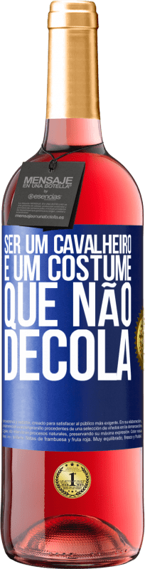 29,95 € Envio grátis | Vinho rosé Edição ROSÉ Ser um cavalheiro é um costume que não decola Etiqueta Azul. Etiqueta personalizável Vinho jovem Colheita 2024 Tempranillo