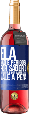 29,95 € Envio grátis | Vinho rosé Edição ROSÉ Ela não é perigosa por saber o que quer, é por saber o que vale a pena Etiqueta Azul. Etiqueta personalizável Vinho jovem Colheita 2024 Tempranillo