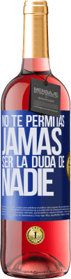 29,95 € Envío gratis | Vino Rosado Edición ROSÉ No te permitas, jamás, ser la duda de nadie Etiqueta Azul. Etiqueta personalizable Vino joven Cosecha 2024 Tempranillo