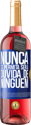 29,95 € Envio grátis | Vinho rosé Edição ROSÉ Nunca se permita ser a dúvida de ninguém Etiqueta Azul. Etiqueta personalizável Vinho jovem Colheita 2024 Tempranillo