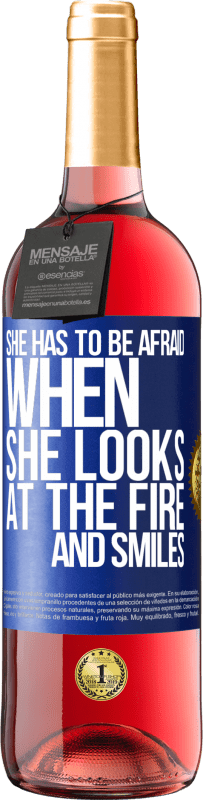 29,95 € Бесплатная доставка | Розовое вино Издание ROSÉ Она должна бояться, когда она смотрит на огонь и улыбается Синяя метка. Настраиваемая этикетка Молодое вино Урожай 2023 Tempranillo