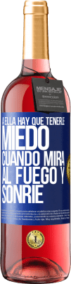 29,95 € Envío gratis | Vino Rosado Edición ROSÉ A ella hay que tenerle miedo cuando mira al fuego y sonríe Etiqueta Azul. Etiqueta personalizable Vino joven Cosecha 2023 Tempranillo