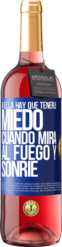 29,95 € Envío gratis | Vino Rosado Edición ROSÉ A ella hay que tenerle miedo cuando mira al fuego y sonríe Etiqueta Azul. Etiqueta personalizable Vino joven Cosecha 2024 Tempranillo