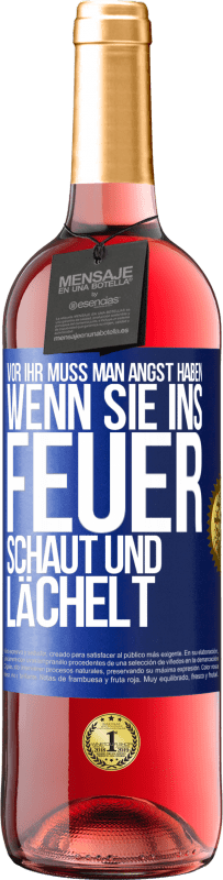 29,95 € Kostenloser Versand | Roséwein ROSÉ Ausgabe Vor ihr muss man Angst haben, wenn sie ins Feuer schaut und lächelt Blaue Markierung. Anpassbares Etikett Junger Wein Ernte 2024 Tempranillo