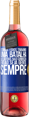 29,95 € Envio grátis | Vinho rosé Edição ROSÉ Estamos todos travando uma batalha que outros não conhecem. Então seja gentil, sempre Etiqueta Azul. Etiqueta personalizável Vinho jovem Colheita 2024 Tempranillo