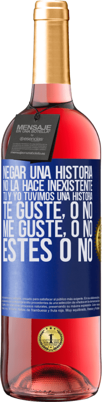 29,95 € Envío gratis | Vino Rosado Edición ROSÉ Negar una historia no la hace inexistente. Tú y yo tuvimos una historia. Te guste, o no. Me guste, o no. Estés o no Etiqueta Azul. Etiqueta personalizable Vino joven Cosecha 2024 Tempranillo