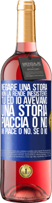 29,95 € Spedizione Gratuita | Vino rosato Edizione ROSÉ Negare una storia non la rende inesistente. Tu ed io avevamo una storia. Piaccia o no. Mi piace o no. Se o no Etichetta Blu. Etichetta personalizzabile Vino giovane Raccogliere 2024 Tempranillo