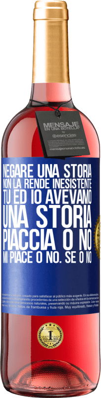29,95 € Spedizione Gratuita | Vino rosato Edizione ROSÉ Negare una storia non la rende inesistente. Tu ed io avevamo una storia. Piaccia o no. Mi piace o no. Se o no Etichetta Blu. Etichetta personalizzabile Vino giovane Raccogliere 2025 Tempranillo