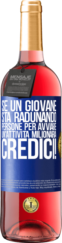 29,95 € Spedizione Gratuita | Vino rosato Edizione ROSÉ Se un giovane sta radunando persone per avviare un'attività milionaria, credici! Etichetta Blu. Etichetta personalizzabile Vino giovane Raccogliere 2024 Tempranillo