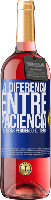 29,95 € Envío gratis | Vino Rosado Edición ROSÉ La diferencia entre paciencia y el estar perdiendo el tiempo Etiqueta Azul. Etiqueta personalizable Vino joven Cosecha 2023 Tempranillo