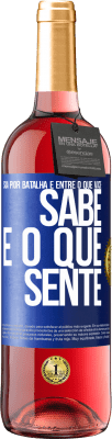 29,95 € Envio grátis | Vinho rosé Edição ROSÉ Sua pior batalha é entre o que você sabe e o que sente Etiqueta Azul. Etiqueta personalizável Vinho jovem Colheita 2023 Tempranillo