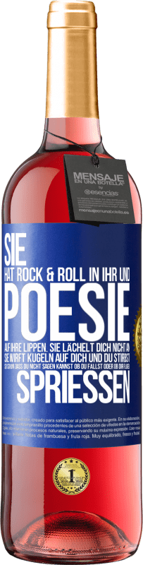 29,95 € Kostenloser Versand | Roséwein ROSÉ Ausgabe Sie hat Rock & Roll in ihr und Poesie auf ihre Lippen. Sie lächelt dich nicht an, sie wirft Kugeln auf dich und du stirbst so sc Blaue Markierung. Anpassbares Etikett Junger Wein Ernte 2023 Tempranillo