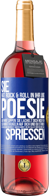 29,95 € Kostenloser Versand | Roséwein ROSÉ Ausgabe Sie hat Rock & Roll in ihr und Poesie auf ihre Lippen. Sie lächelt dich nicht an, sie wirft Kugeln auf dich und du stirbst so sc Blaue Markierung. Anpassbares Etikett Junger Wein Ernte 2024 Tempranillo