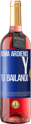 29,95 € Envío gratis | Vino Rosado Edición ROSÉ Roma ardiendo y tú bailando Etiqueta Azul. Etiqueta personalizable Vino joven Cosecha 2023 Tempranillo