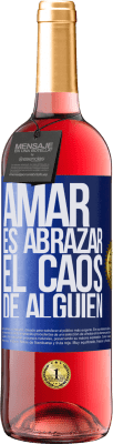 29,95 € Envío gratis | Vino Rosado Edición ROSÉ Amar es abrazar el caos de alguien Etiqueta Azul. Etiqueta personalizable Vino joven Cosecha 2024 Tempranillo