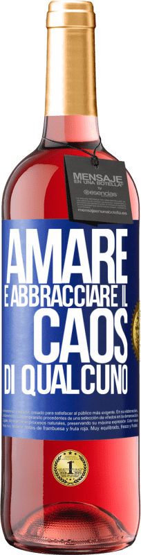 29,95 € Spedizione Gratuita | Vino rosato Edizione ROSÉ Amare è abbracciare il caos di qualcuno Etichetta Blu. Etichetta personalizzabile Vino giovane Raccogliere 2024 Tempranillo