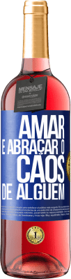 29,95 € Envio grátis | Vinho rosé Edição ROSÉ Amar é abraçar o caos de alguém Etiqueta Azul. Etiqueta personalizável Vinho jovem Colheita 2023 Tempranillo