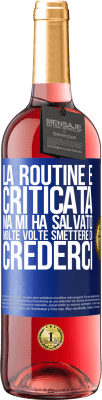 29,95 € Spedizione Gratuita | Vino rosato Edizione ROSÉ La routine è criticata, ma mi ha salvato molte volte smettere di crederci Etichetta Blu. Etichetta personalizzabile Vino giovane Raccogliere 2023 Tempranillo