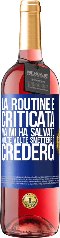 29,95 € Spedizione Gratuita | Vino rosato Edizione ROSÉ La routine è criticata, ma mi ha salvato molte volte smettere di crederci Etichetta Blu. Etichetta personalizzabile Vino giovane Raccogliere 2024 Tempranillo