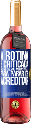 29,95 € Envio grátis | Vinho rosé Edição ROSÉ A rotina é criticada, mas me salvou muitas vezes para parar de acreditar Etiqueta Azul. Etiqueta personalizável Vinho jovem Colheita 2024 Tempranillo