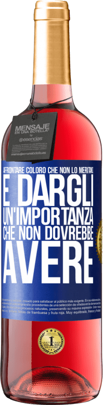 29,95 € Spedizione Gratuita | Vino rosato Edizione ROSÉ Affrontare coloro che non lo meritano è dargli un'importanza che non dovrebbe avere Etichetta Blu. Etichetta personalizzabile Vino giovane Raccogliere 2024 Tempranillo